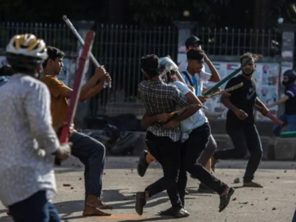 बंगलादेशमा आन्दोलन चर्कियो अत्यावश्यक कामबाहेक बाहिर ननिस्कन आग्रह