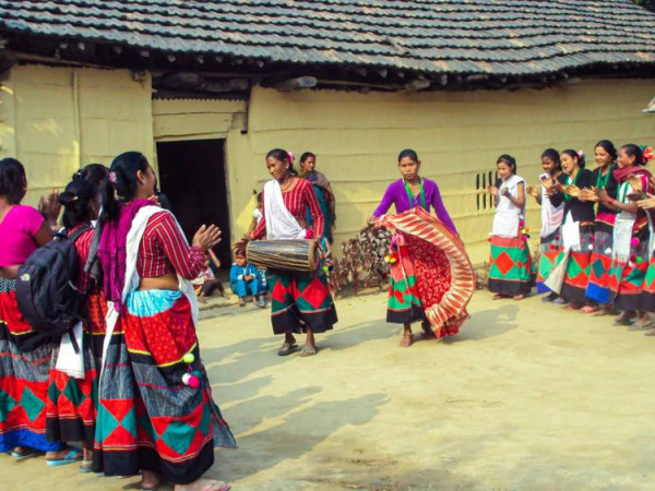 थारू समुदाय जुट्यो माघीको तयारीमा 