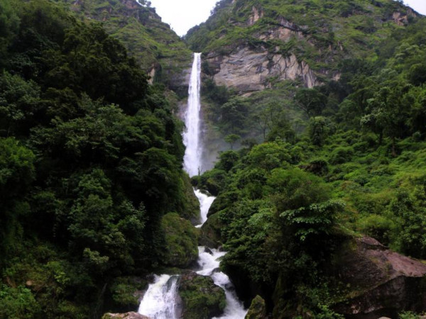 ताप्लेजुङको फुङ्फुङ्गे झरना पर्यटकको रोजाइमा पर्दै 