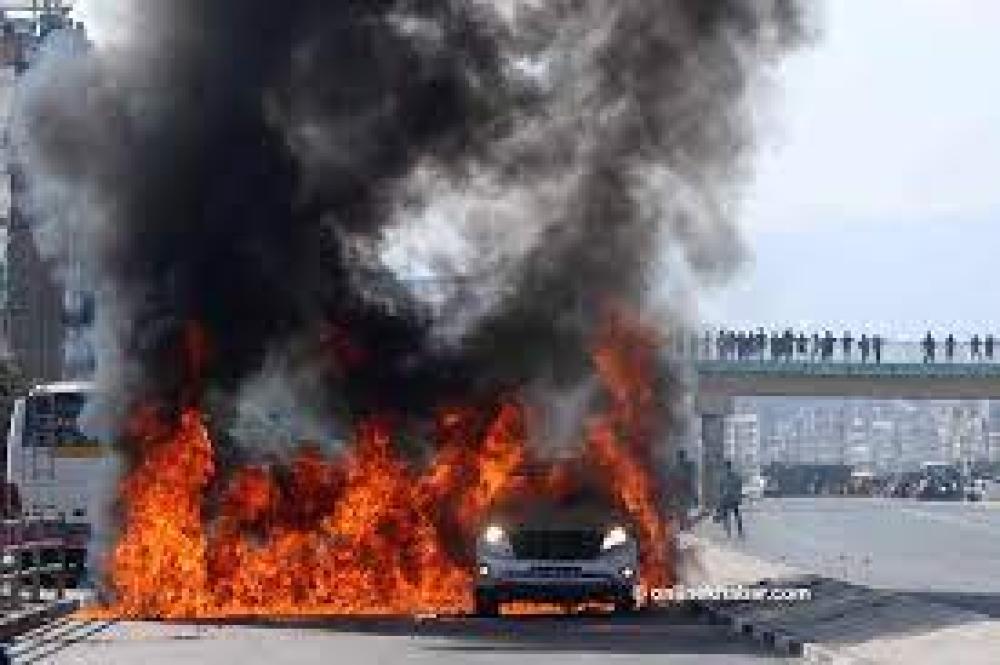 बालकुमारीमा भौतिक पूर्वाधार तथा यातायात मन्त्रीको गाडीमा आगजनी